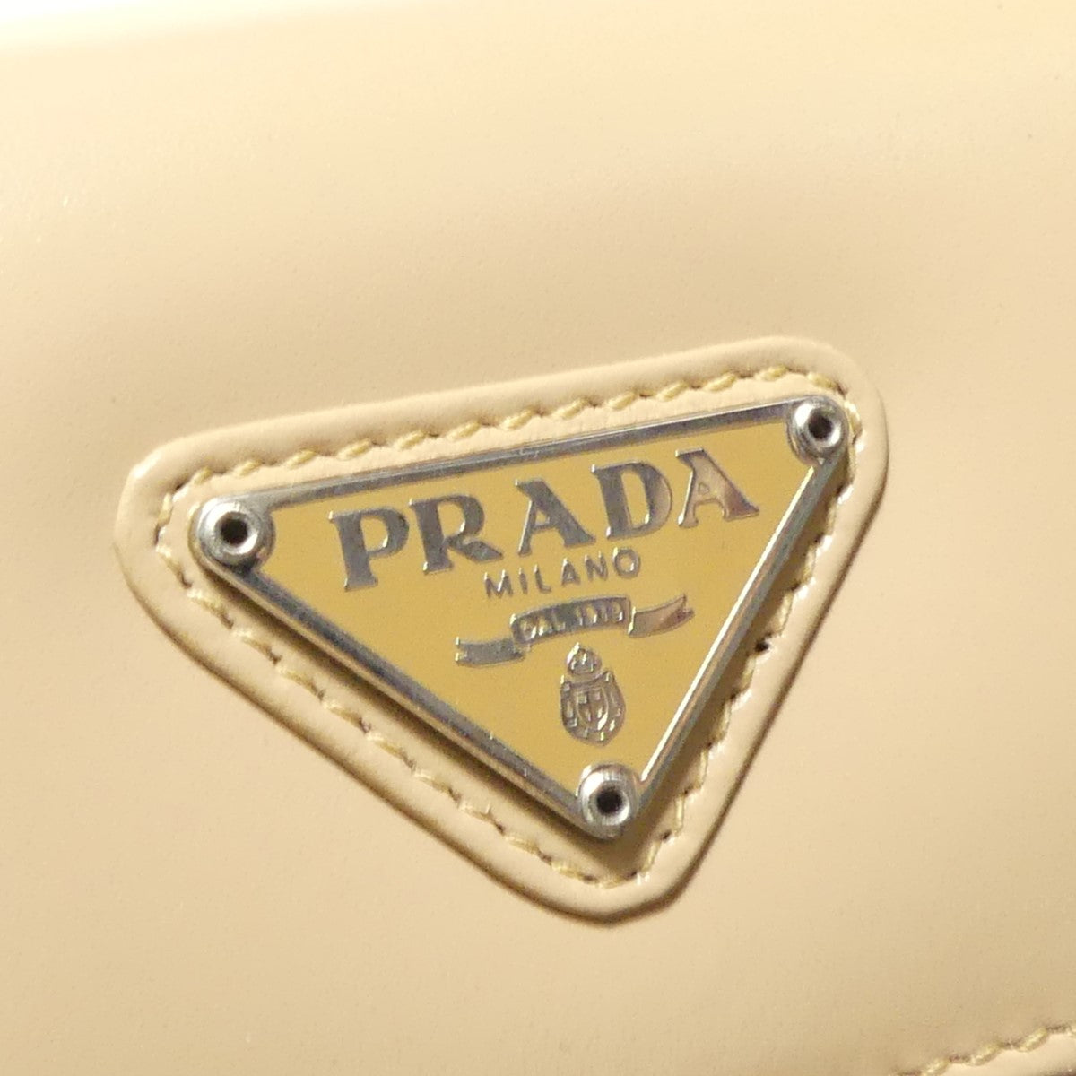 PRADA(プラダ) トライアングルロゴプレート レザー ウォレット 三つ折り財布 ベージュ サイズ 16｜【公式】カインドオルオンライン  ブランド古着・中古通販【kindal】