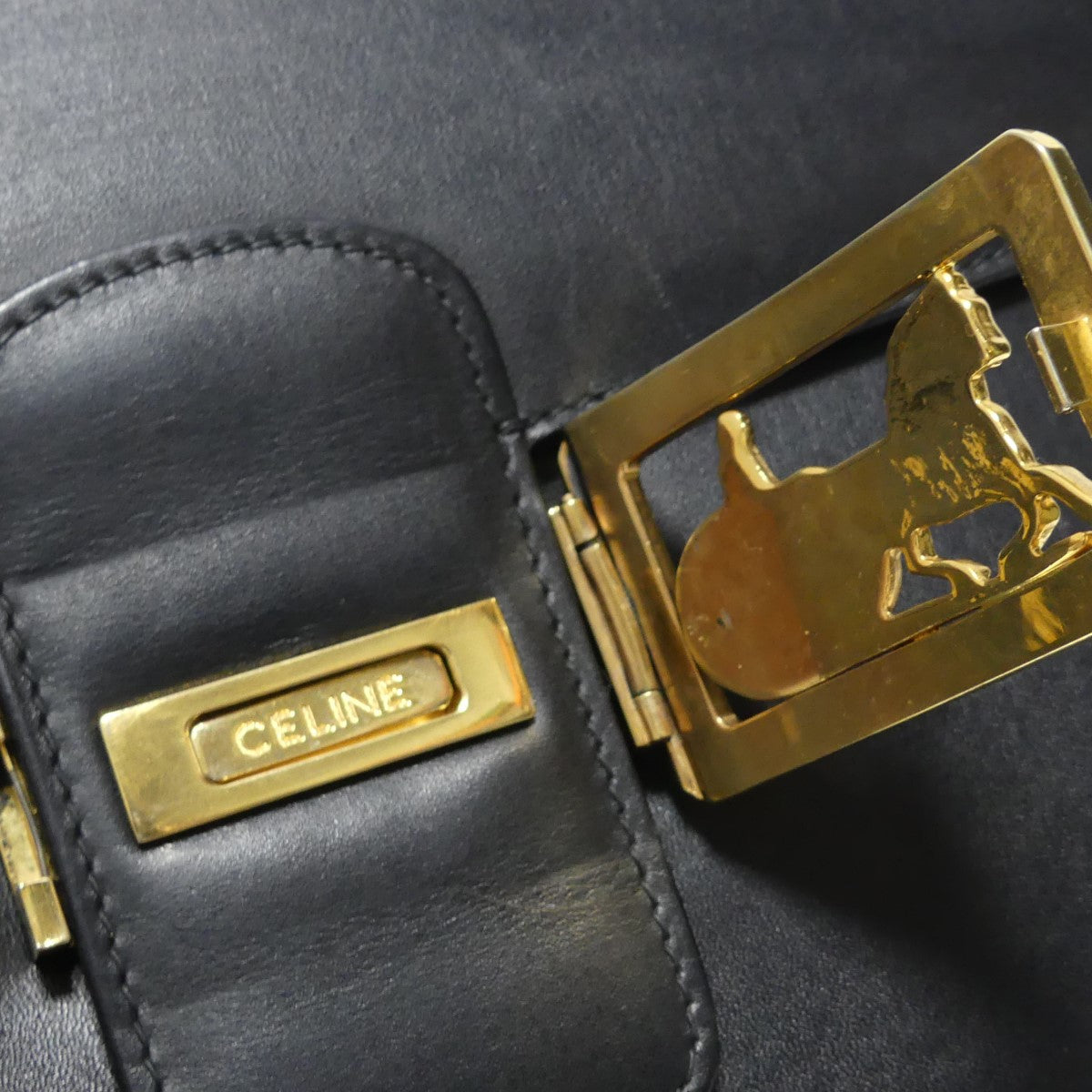 CELINE(セリーヌ) 馬車金具 レザー ショルダーバッグ □ ブラック × ゴールド サイズ 15｜【公式】カインドオルオンライン  ブランド古着・中古通販【kindal】