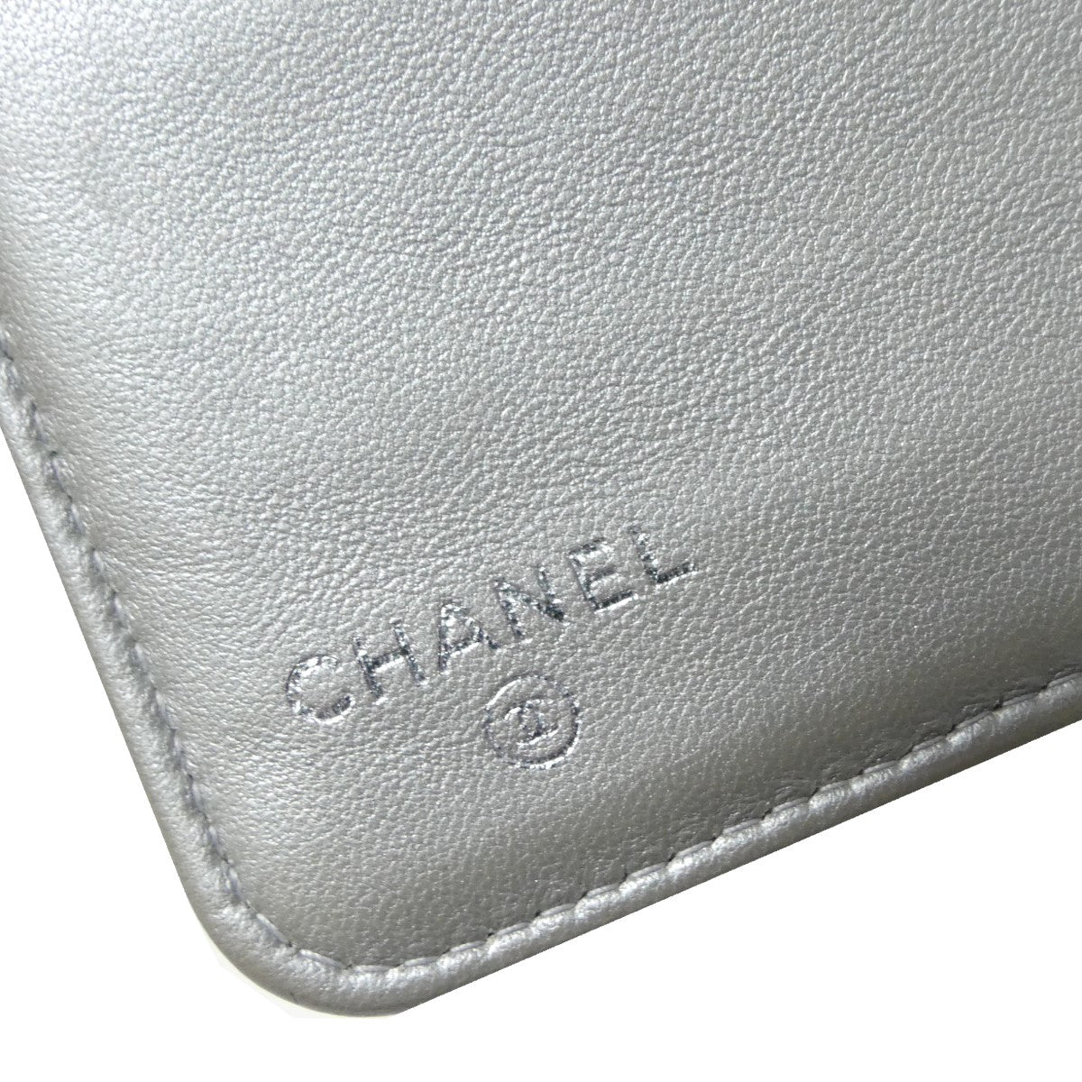 CHANEL(シャネル) ココマーク カメリア ラムスキン 2つ折り財布 17番台 □ ブラック × シルバー｜【公式】カインドオルオンライン ブランド 古着・中古通販【kindal】