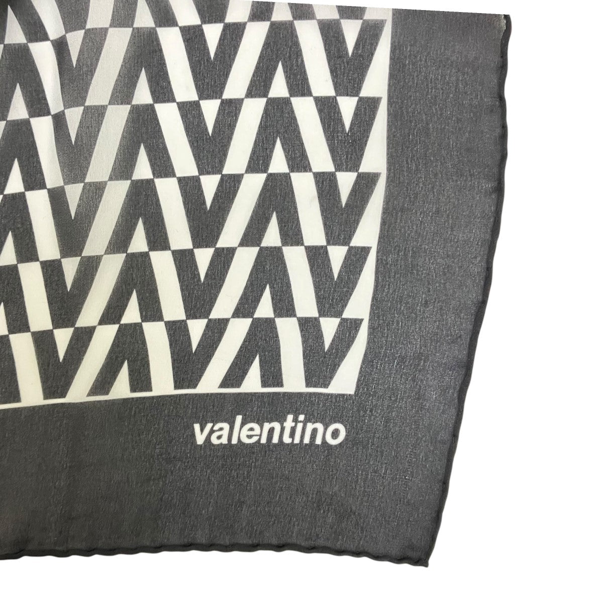 ヴァレンチノのロゴシルクスカーフです。 VALENTINO 古着・中古 ファッション小物 アイテム
