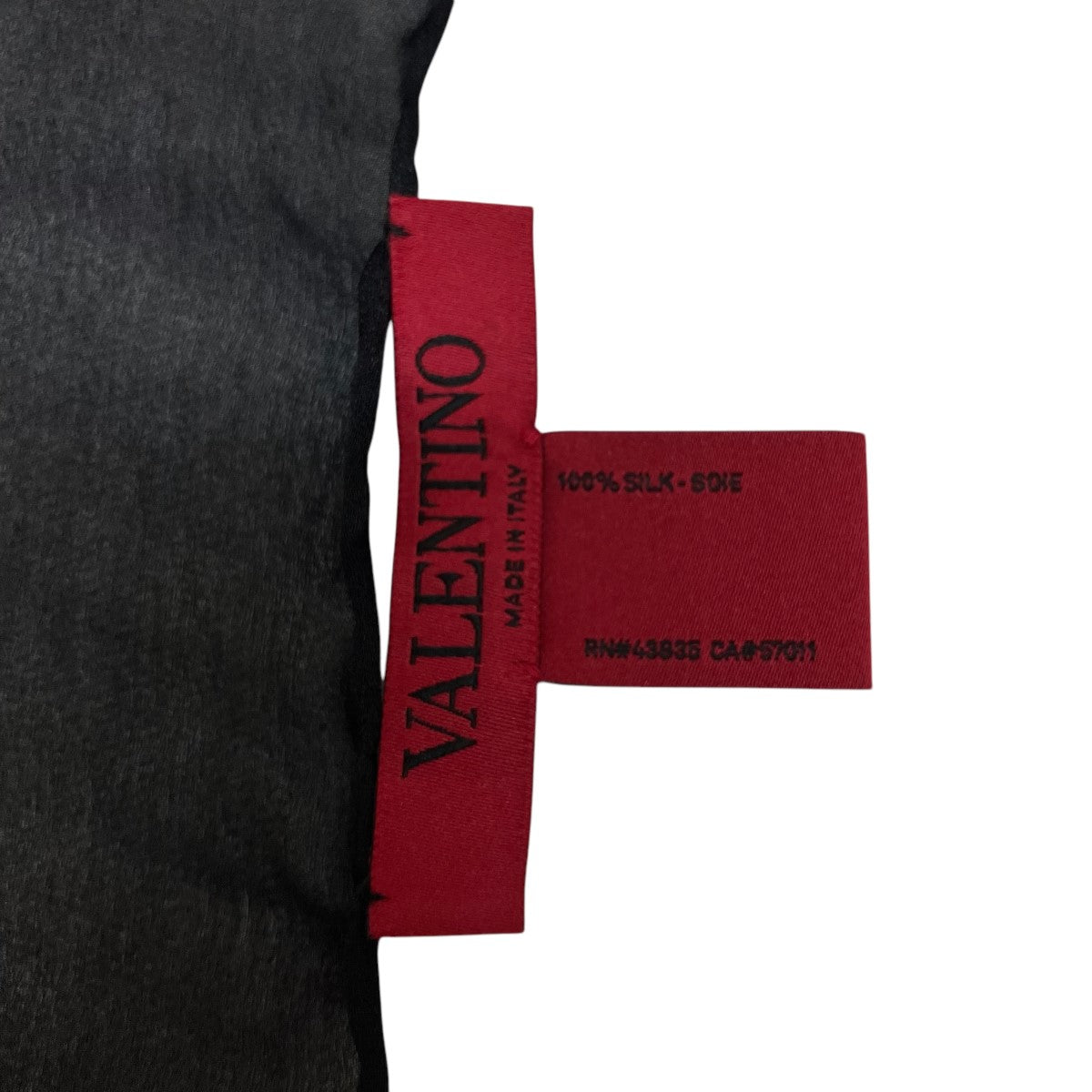 ヴァレンチノのロゴシルクスカーフです。 VALENTINO 古着・中古 ファッション小物 アイテム