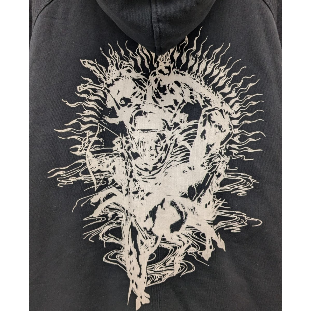 ジバンシィの21AW「GOTHIC OVERSIZED Hoodie」ゴシックプルオーバーパーカーです。 GIVENCHY 古着・中古 トップス アイテム