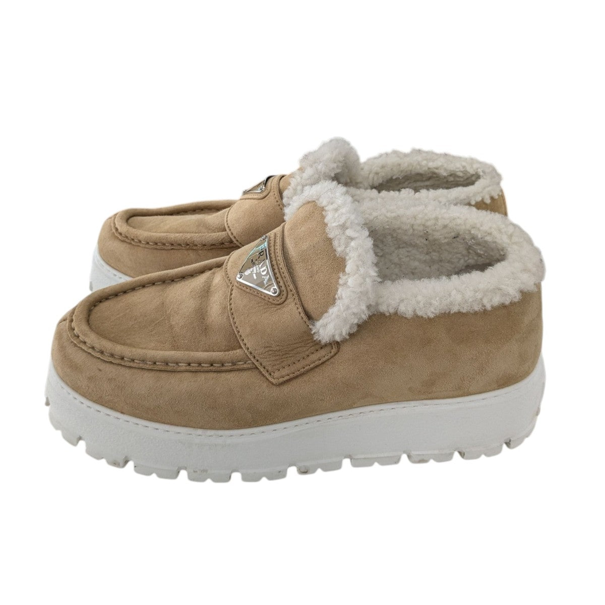 美品　PRADA ベージュ スエード ローファー　ロゴ入り　25㎝ 美品 PRADA ベージュ スエード ローファー ロゴ入り 25㎝