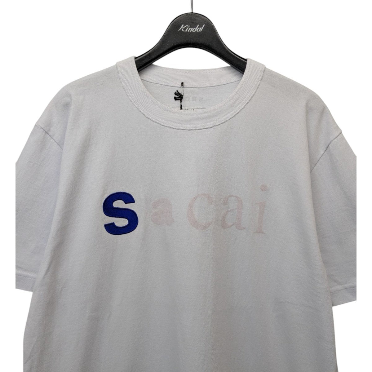 sacai(サカイ) 青山店限定 ロゴ刺繍Tシャツ 23-0671S ホワイト