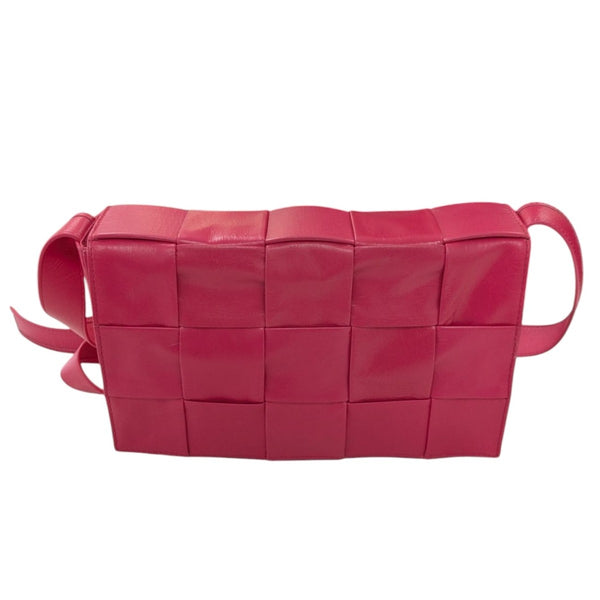 BOTTEGA VENETA ピンク ボディバッグ BOTTEGA VENETA(ボッテガヴェネタ) カセットクロスボディバッグ 製造
