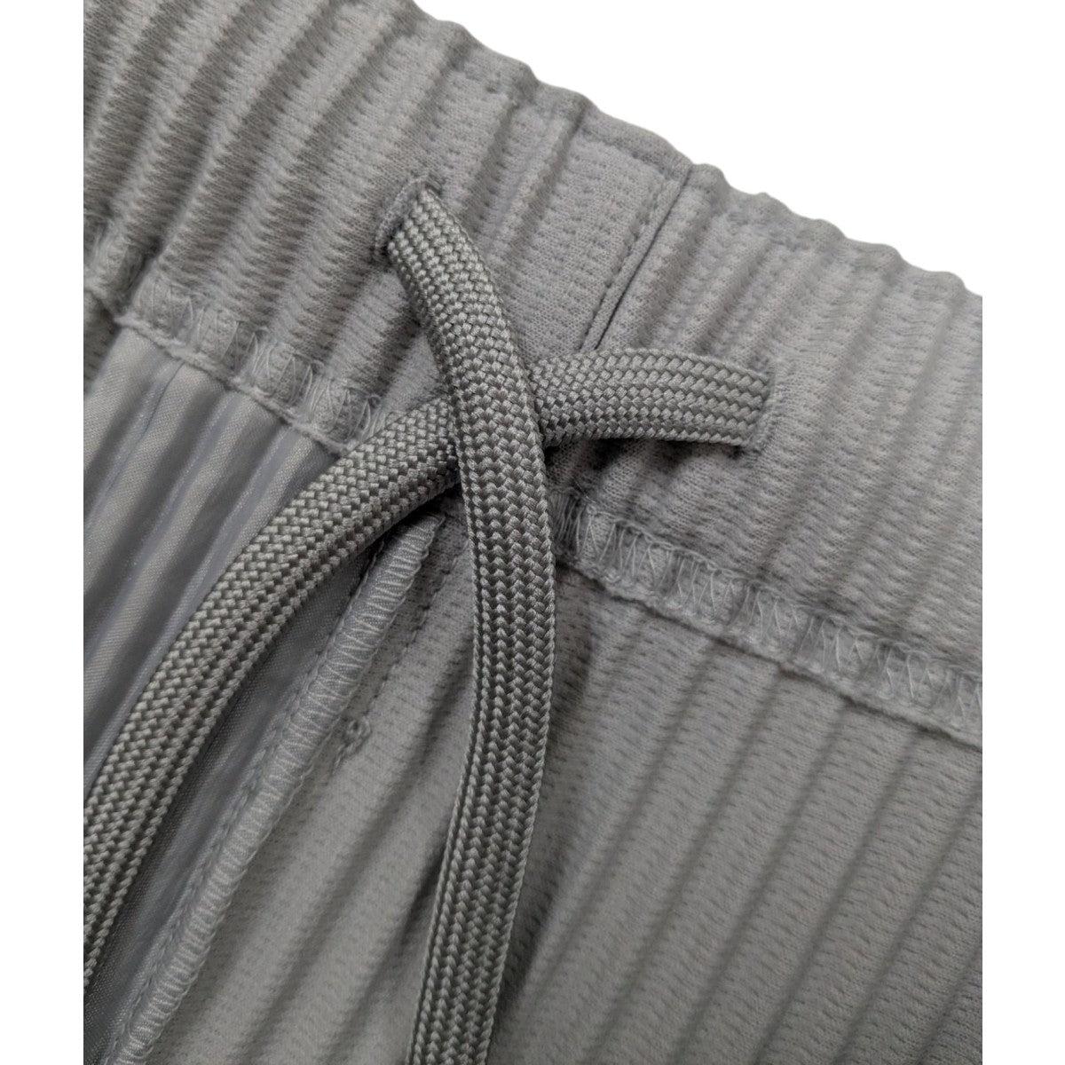 オムプリッセ イッセイミヤケ　消しプリーツパンツ　クロップド　グレー HOMME PLISSE ISSEY MIYAKE(イッセイミヤケオムプリッセ) 消し