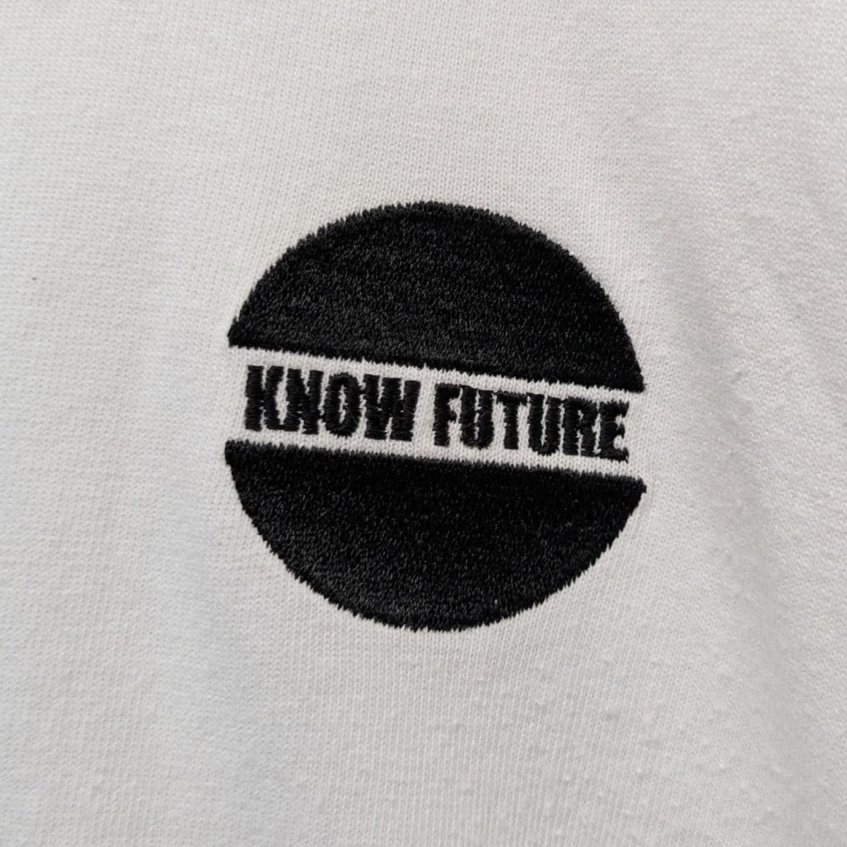 Sacaiサカイ　KNOW FUTURE　ホワイト 2024　刺繍ロゴ sacai KNOW FUTURE Hoodie – mou by ACROPOLIS