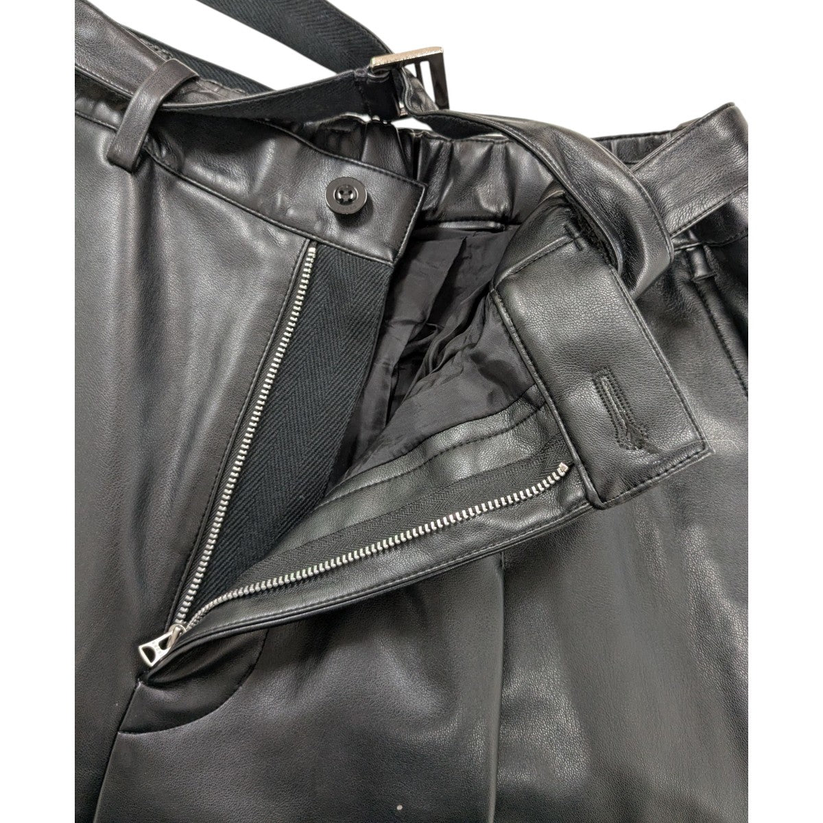 sacai 「Faux Leather Shorts」フェイクレザーショーツ 古着・中古-4枚目のアイテム画像