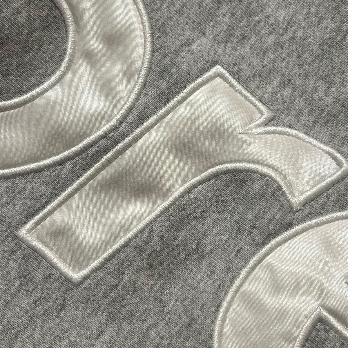 【新品】Supreme 2024AW Satin Applique グレー Supreme シュプリーム 2024AW Satin Applique Hooded Sweatshirt