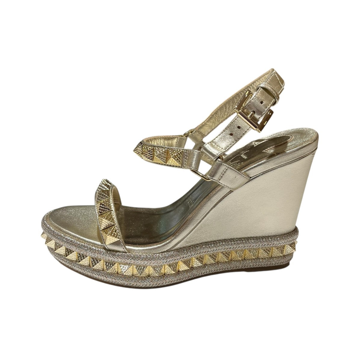 1221349 PYRACLOUスタッズ ウェッジソールストラップサンダル