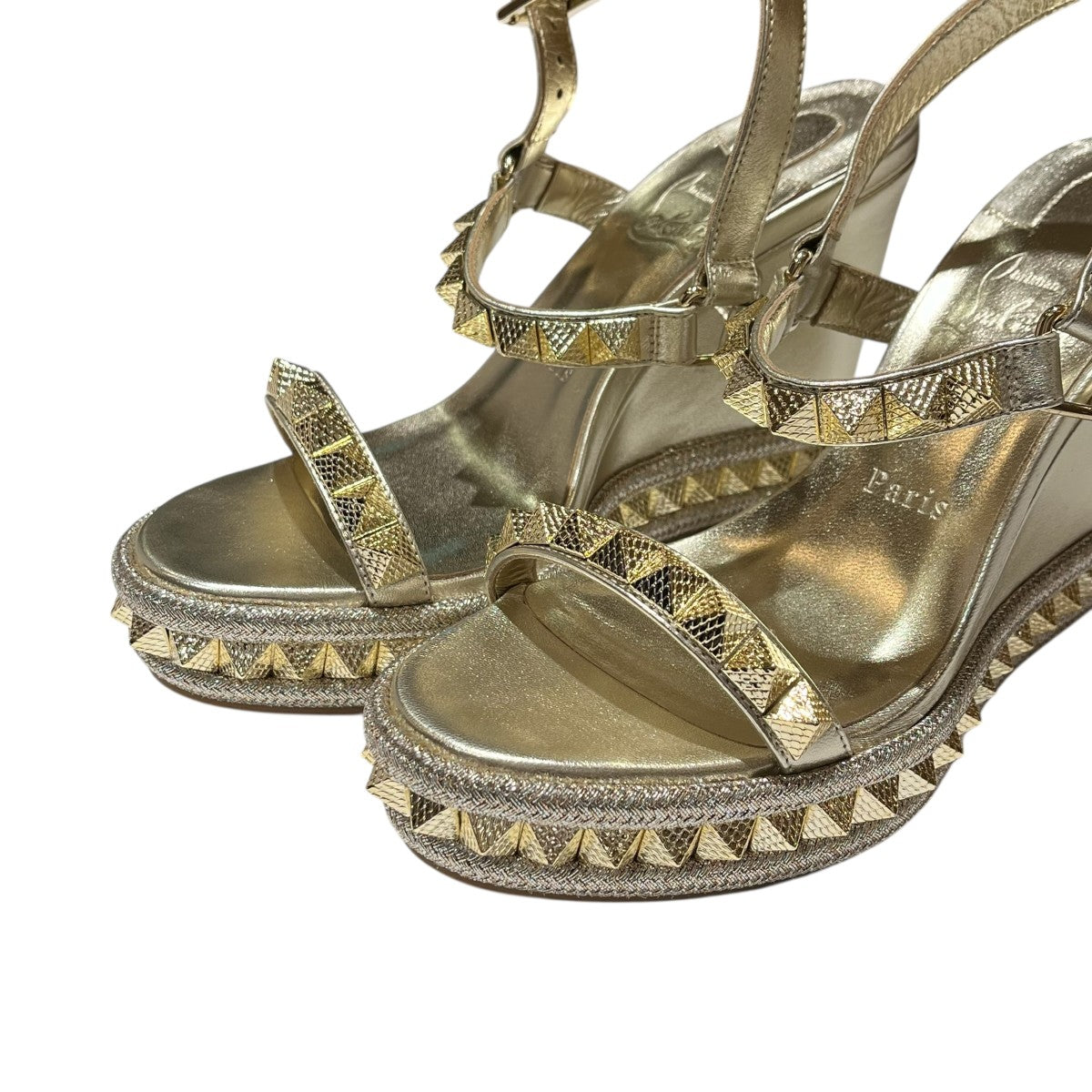 1221349 PYRACLOUスタッズ ウェッジソールストラップサンダル