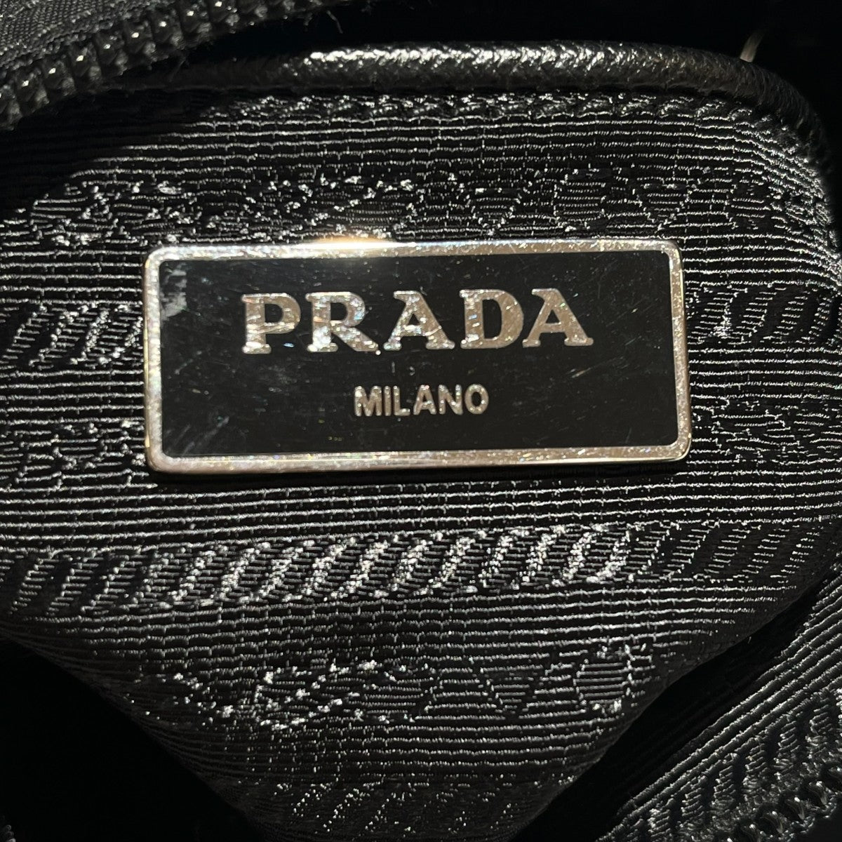 三角プレートショルダーバック