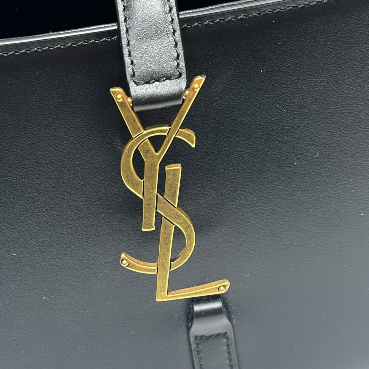 Yves Saint Laurent ブラック ハンドバッグ Yves Saint Laurent(イヴサンローラン) ル・サンカセット ホーボー