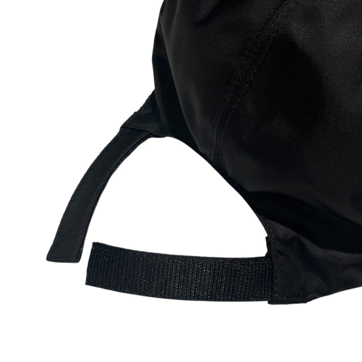 PRADA(プラダ) トライアングルプレートナイロンキャップ ブラック