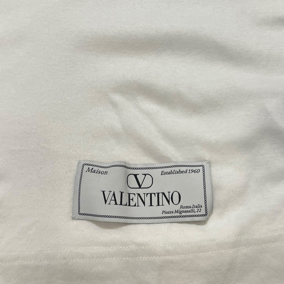 裾タグTシャツ