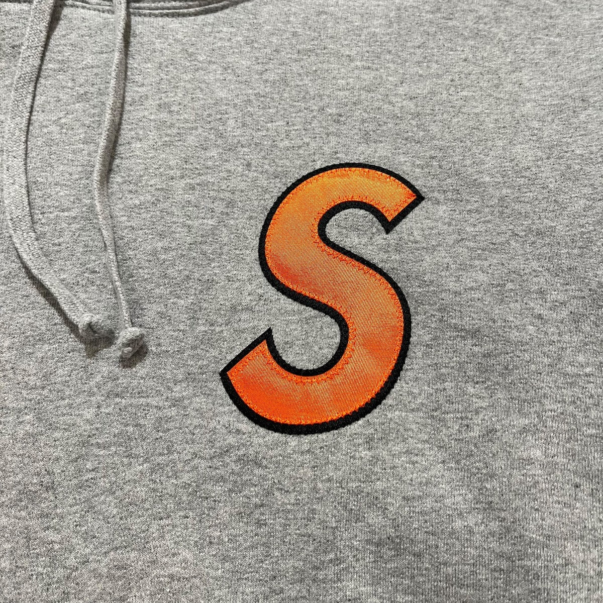 S Logoフーディー