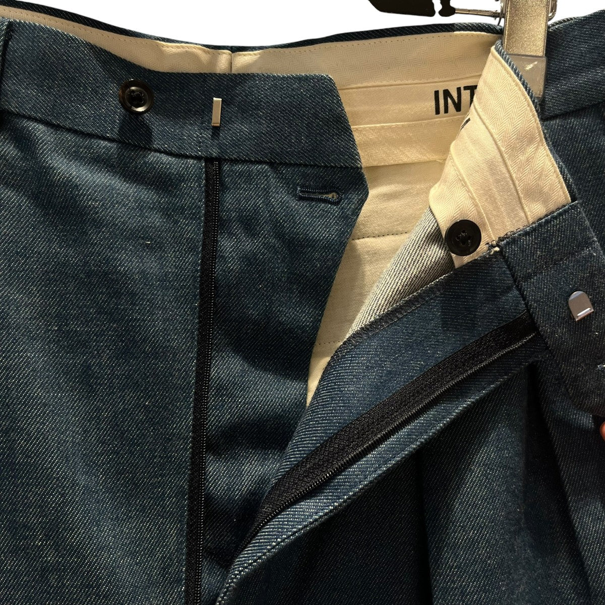 SHUTTLE DENIM 2-TUCK WIDE TAPERED SLACKSデニムパンツ