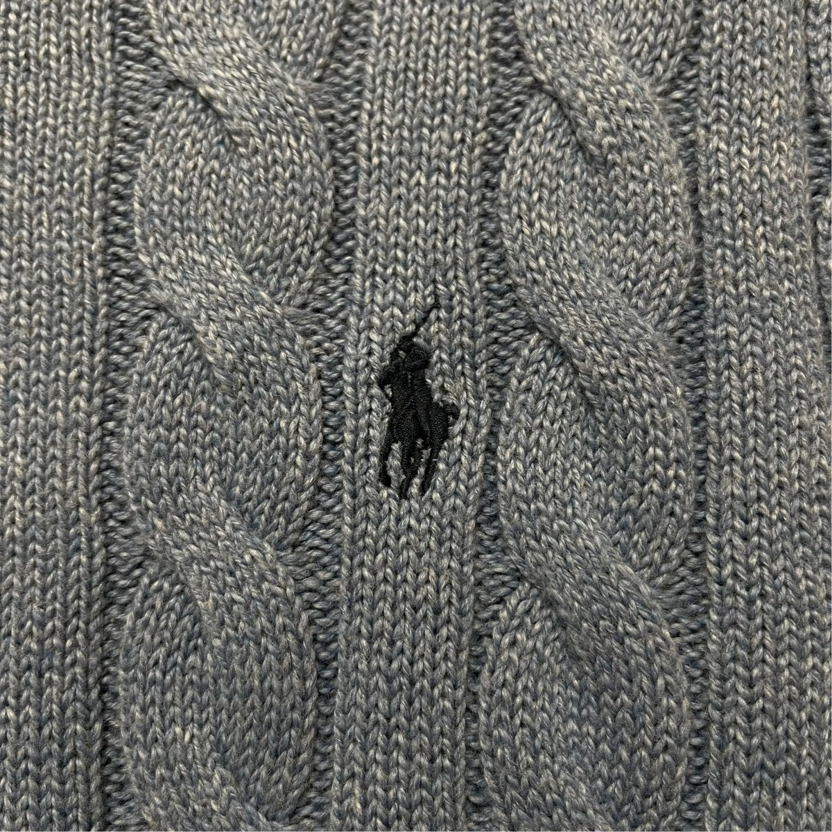 ポニー刺繍ケーブルニット