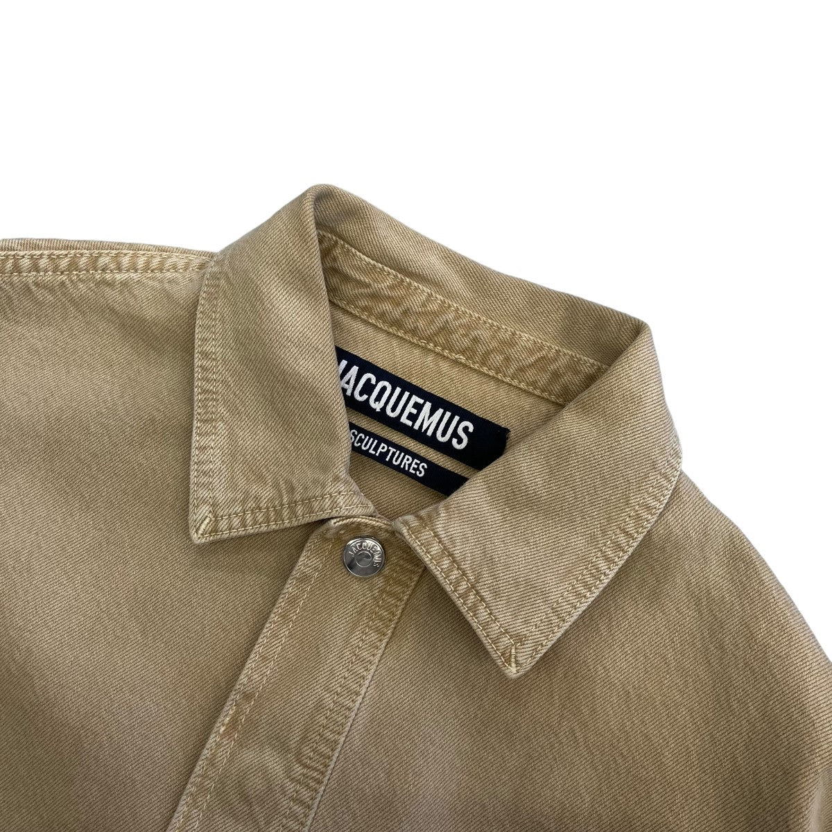 JACQUEMUS(ジャックムス) 24SSLES SCULPTURES Beige Denim shirt with logo Jacquemusデニムジャケット245DE033-1522-150  245DE033-1522-150 ベージュ サイズ 46｜【公式】カインドオルオンライン ブランド古着・中古通販【kindal】