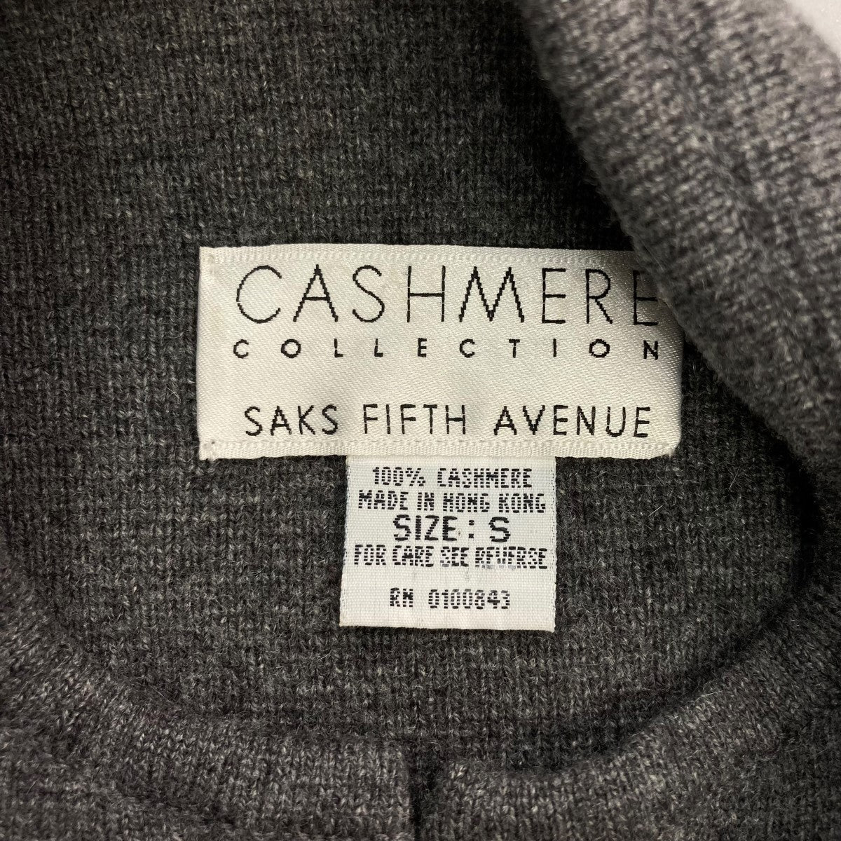 サックスフィフスアベニューのCASHMERE COLLECTION ノーカラージップニットです。 SaksFifthAvenue 古着・中古 トップス アイテム