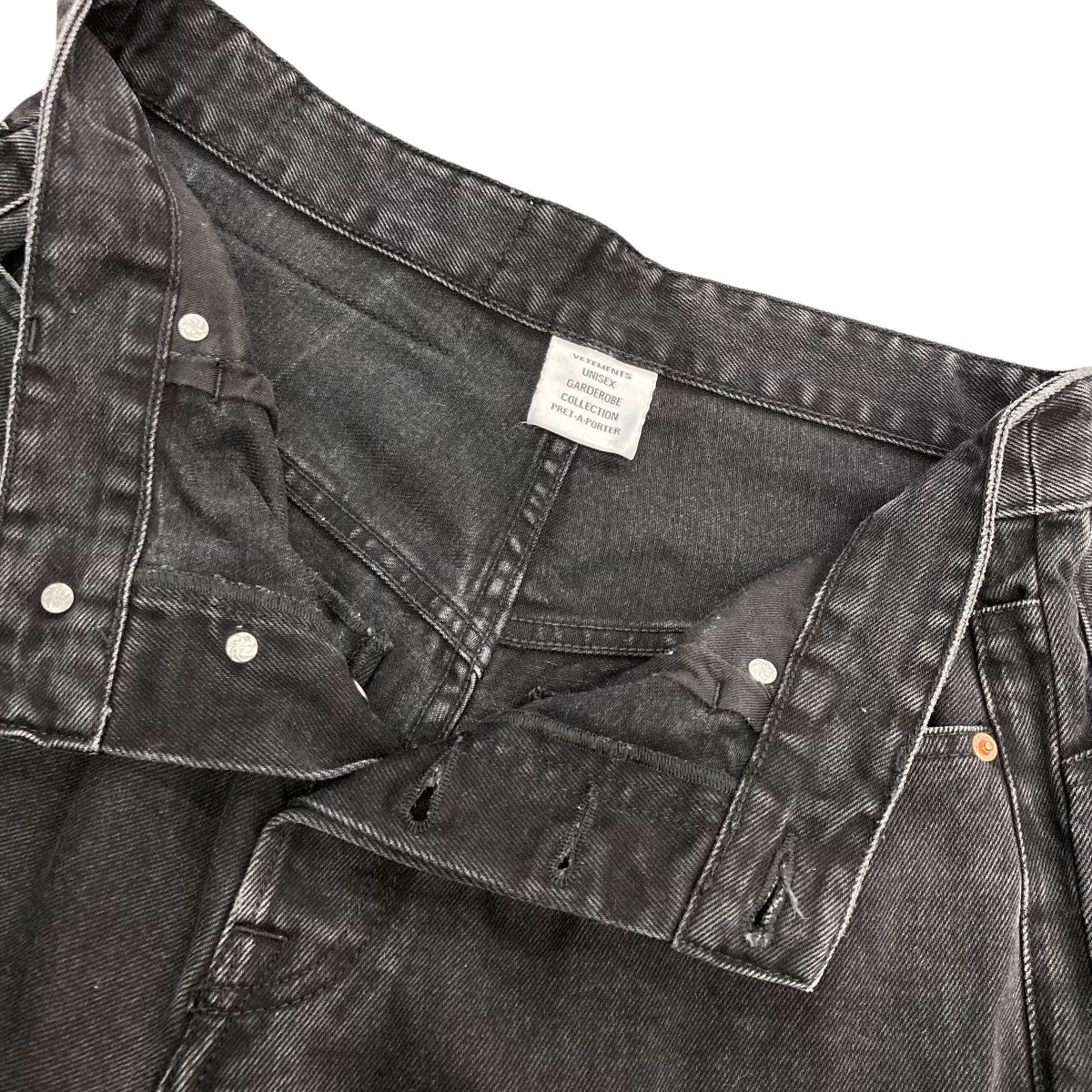 ヴェトモンの23SS デストロイインサイドアウトバギーデニムパンツ デニムパンツ UE63PA200Bです。 VETEMENTS ボトムス 古着・中古アイテム