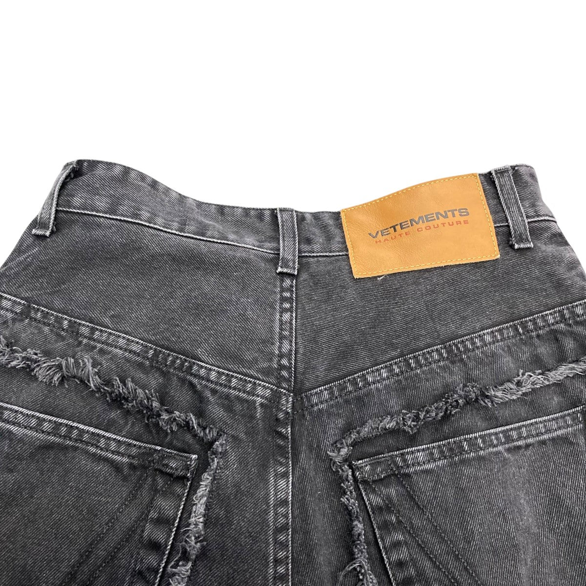 ヴェトモンの23SS デストロイインサイドアウトバギーデニムパンツ デニムパンツ UE63PA200Bです。 VETEMENTS ボトムス 古着・中古アイテム
