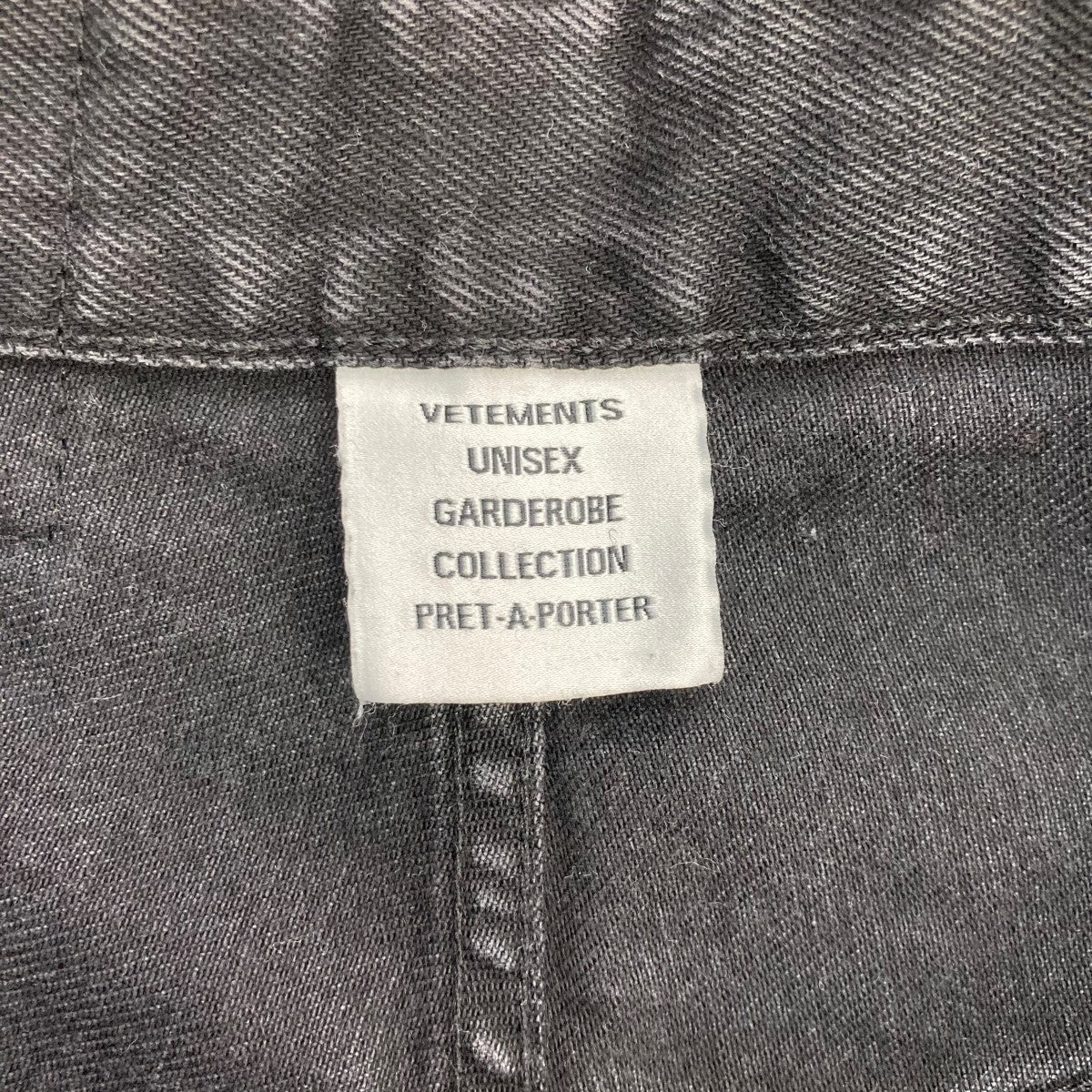ヴェトモンの23SS デストロイインサイドアウトバギーデニムパンツ デニムパンツ UE63PA200Bです。 VETEMENTS ボトムス 古着・中古アイテム