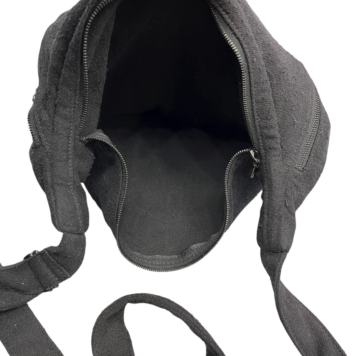 COMOLI(コモリ) シルクネップショルダーポーチ ブラック｜【公式