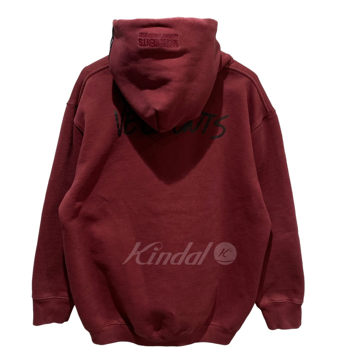 VETEMENTS(ヴェトモン) Written Logo Hoodie 裏起毛 ロゴプリント スウェットパーカー UAH21TR630 ボルドー  サイズ 13｜【公式】カインドオルオンライン ブランド古着・中古通販【kindal】