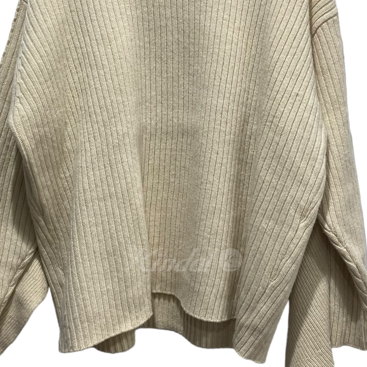 バックフリルタートルネックニット