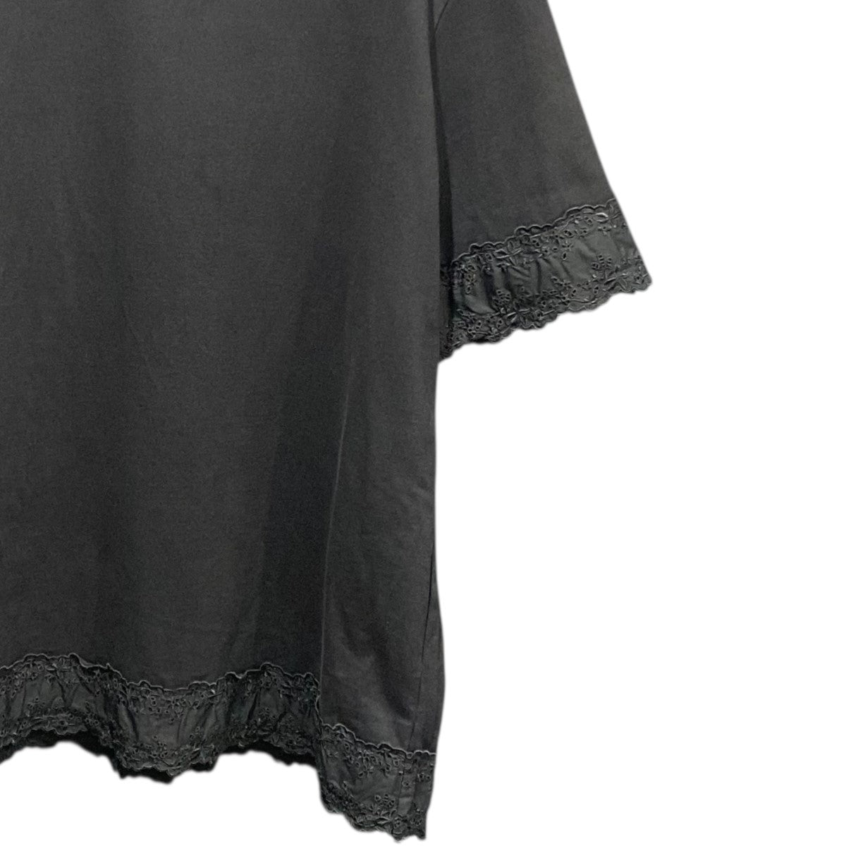 フリルTシャツ