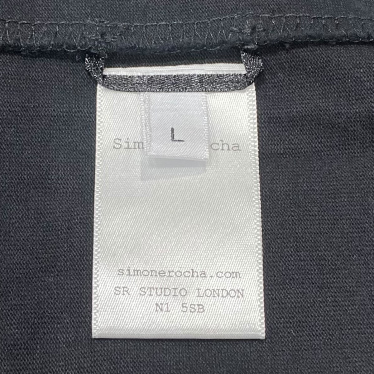 フリルTシャツ