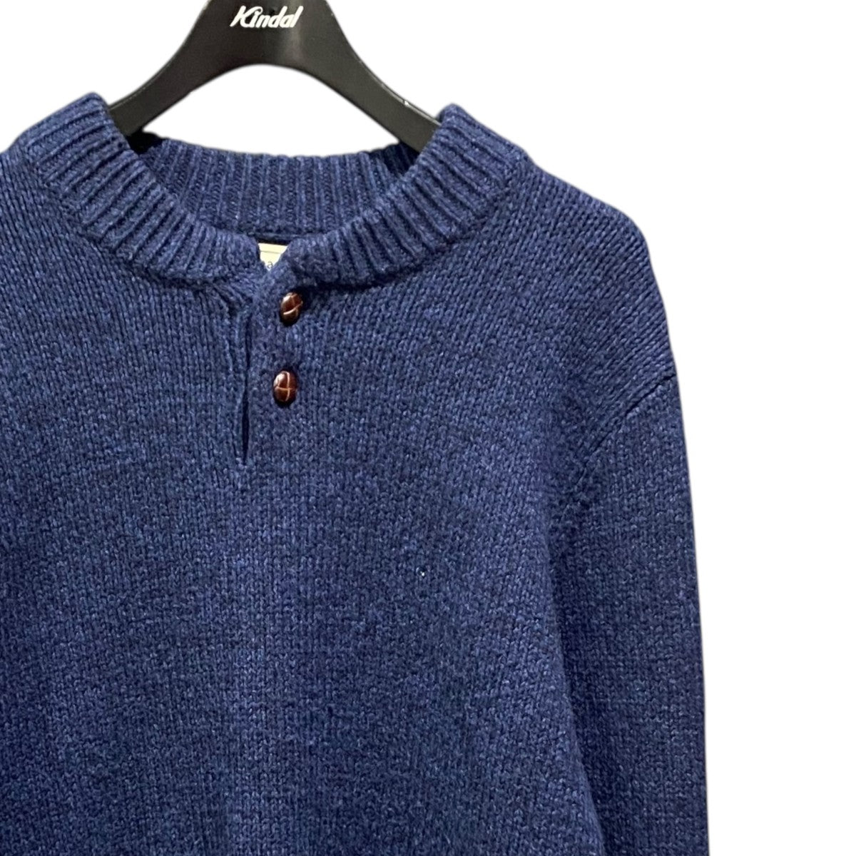 クルミボタンクルーネックニット