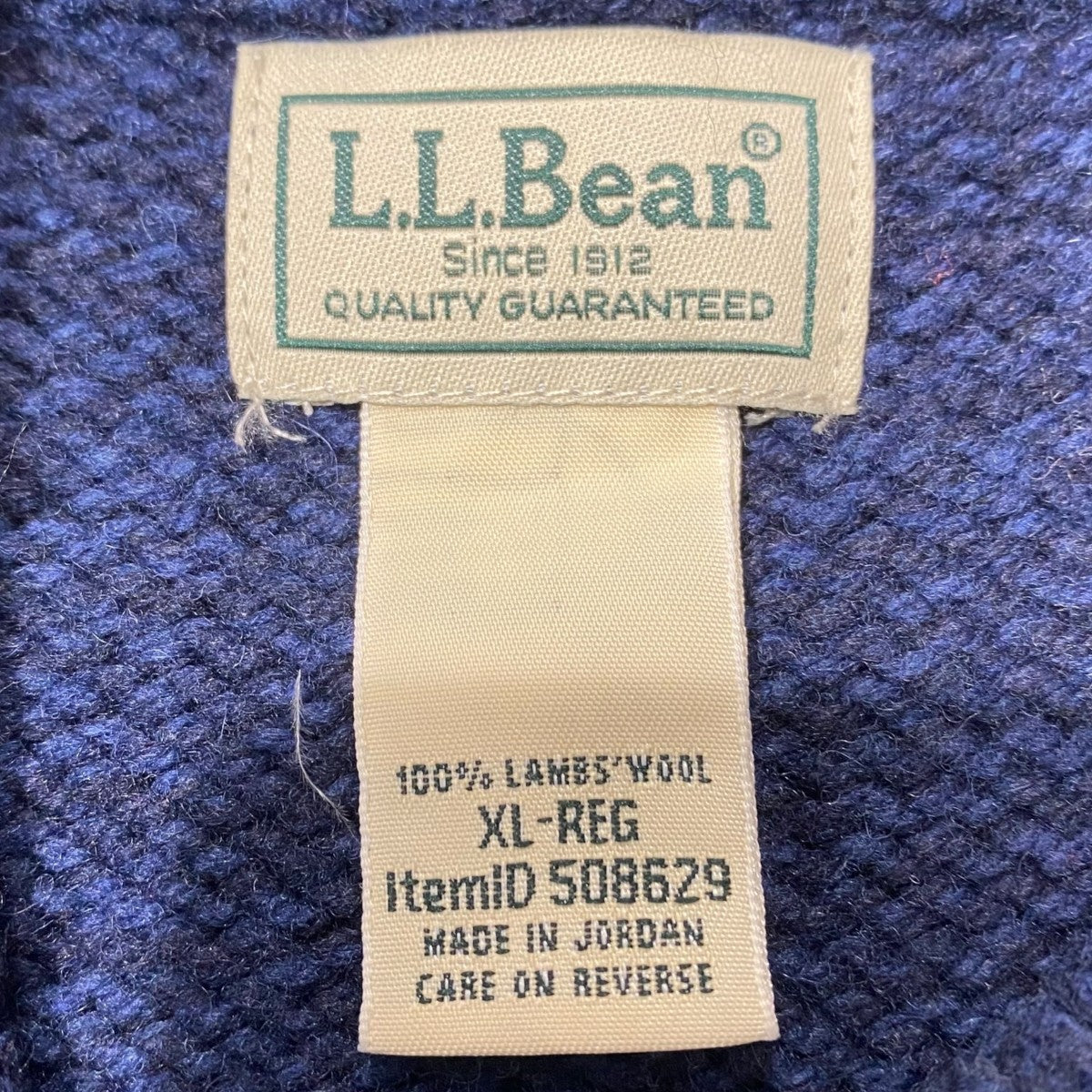 クルミボタンクルーネックニット