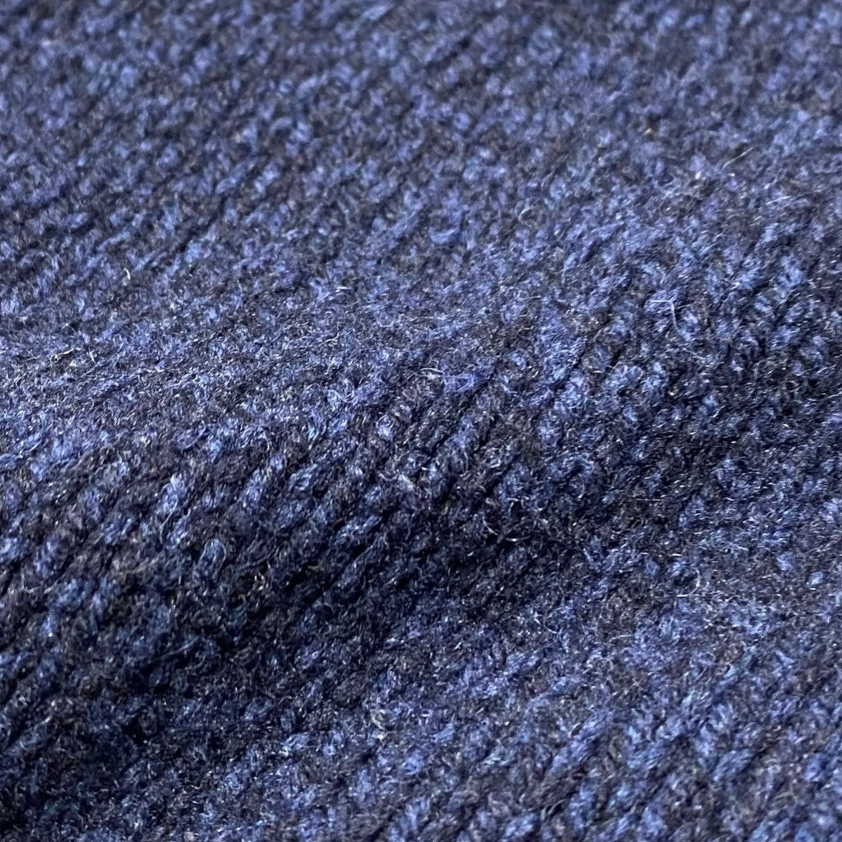 クルミボタンクルーネックニット