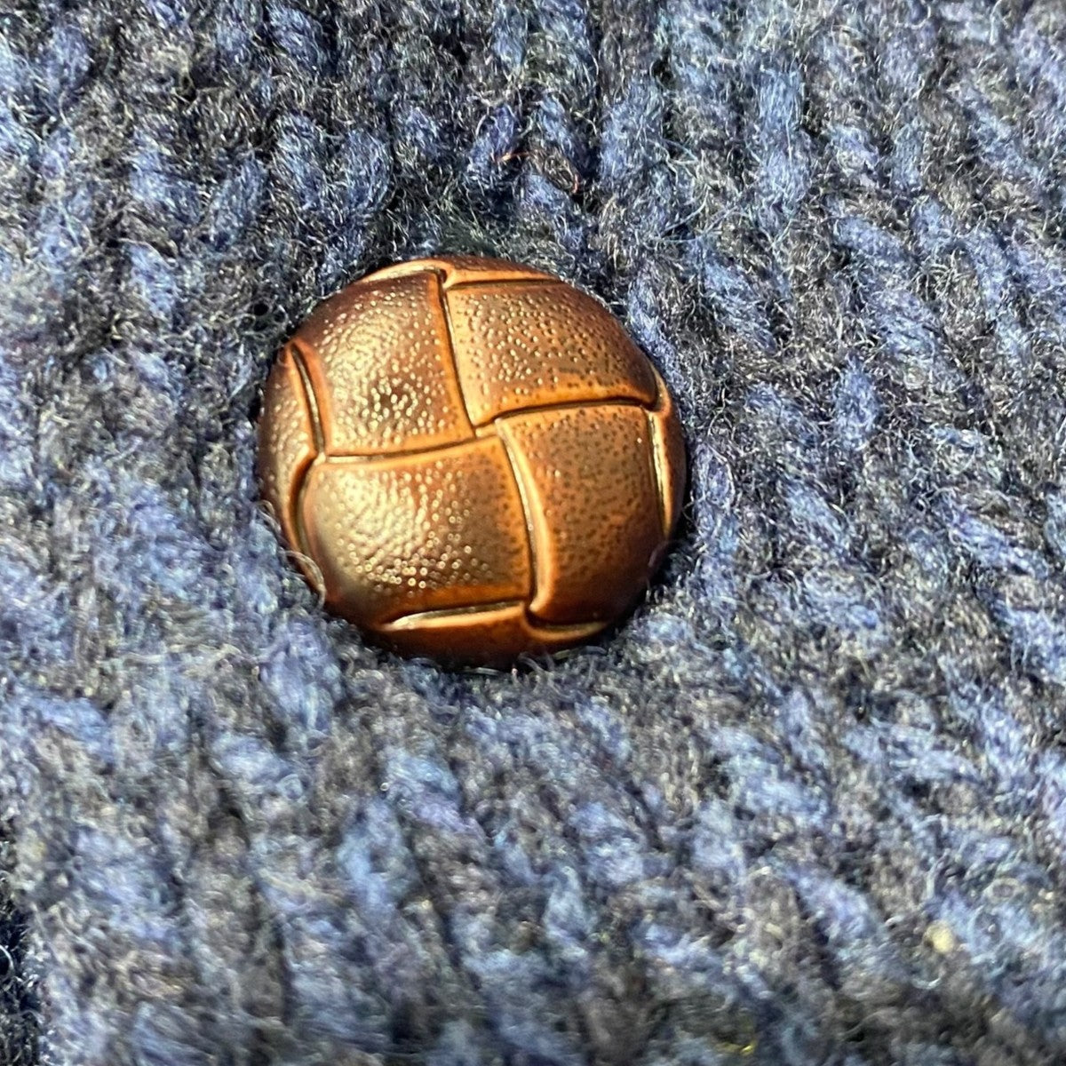 クルミボタンクルーネックニット