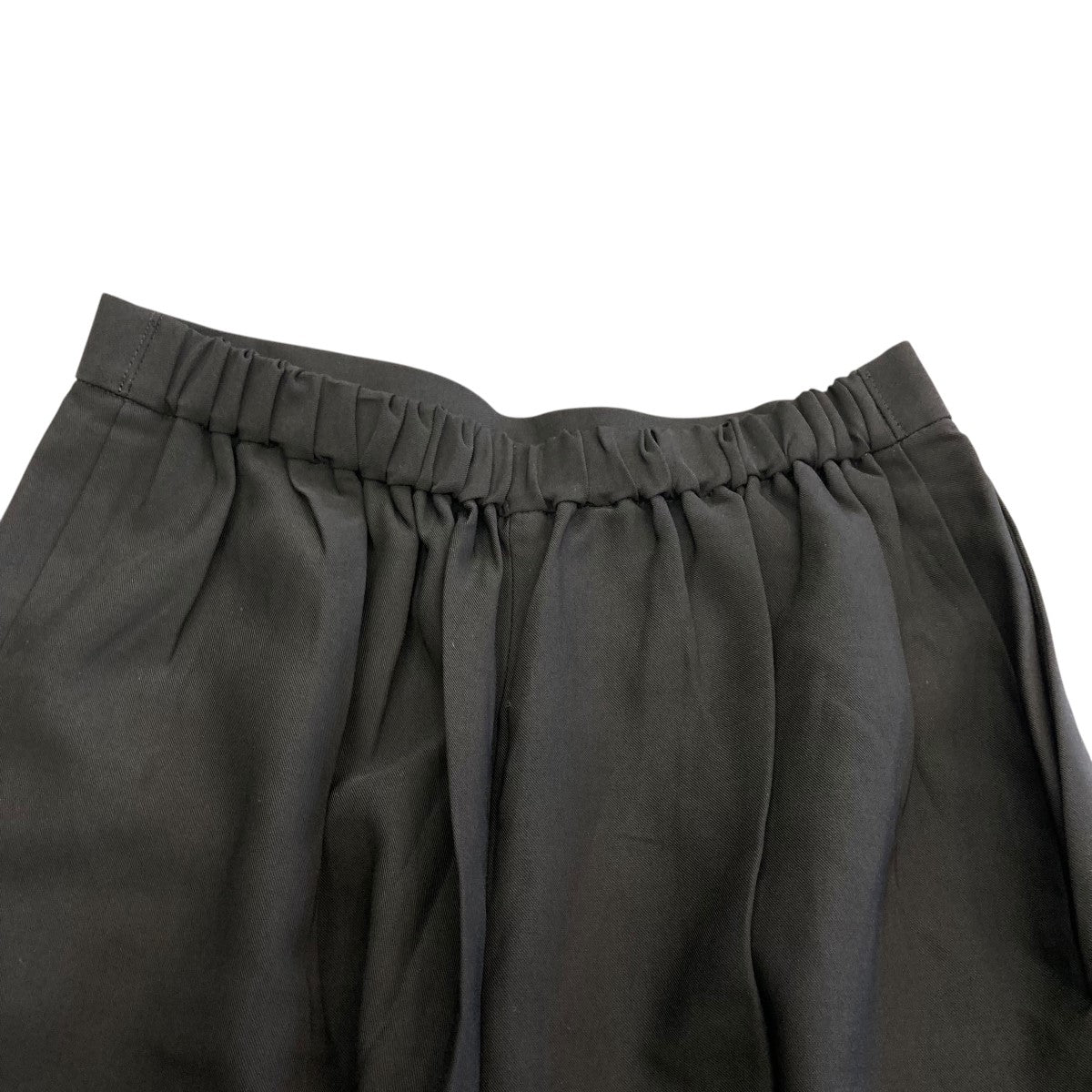 新品　エンフォルド　PLEATS TROUSERS ブラック　34 enfold CARROT PANTS｜34｜BLK｜TROUSERS｜|ENFÖLD OFFICIAL ONLINE