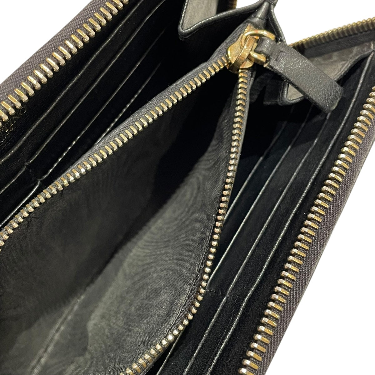 限定品‼️ 美品　ヴァレンティノ　スタッズ　ラウンドファスナー　長財布　黒　レザー 限定品‼️ 美品 ヴァレンティノ スタッズ ラウンドファスナー 長