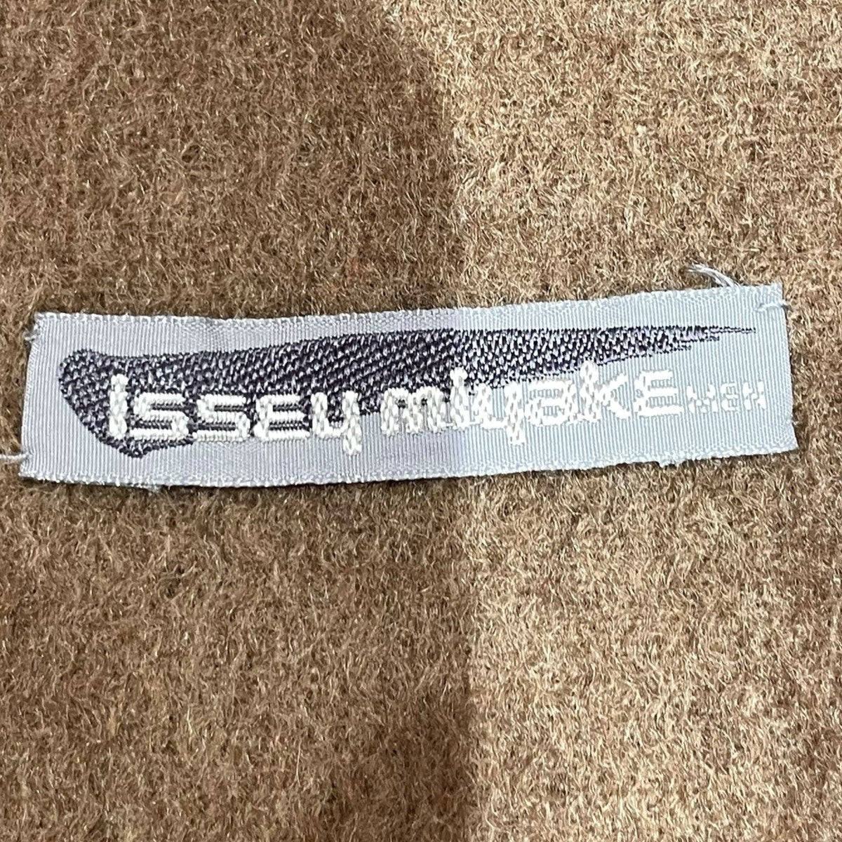 ISSEY MIYAKE MEN(イッセイミヤケ) 筆タグマフラー ブラウン
