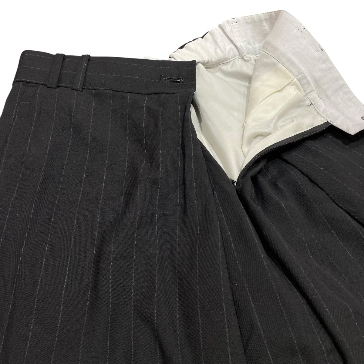 Asymmetric Tucked Flare Trousersスラックス125640012