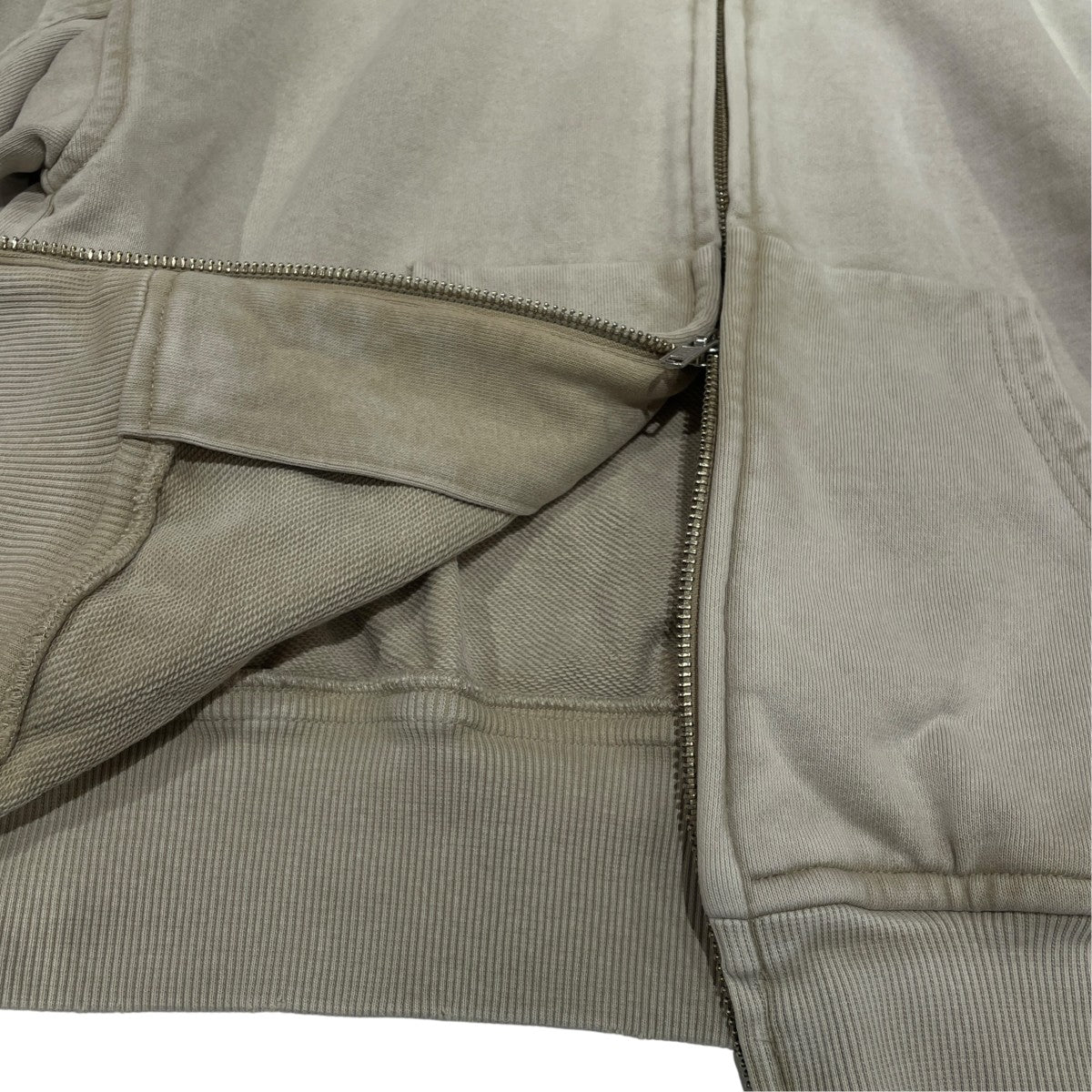 V O ZIP-UP HOODIEジップパーカー26070042881010