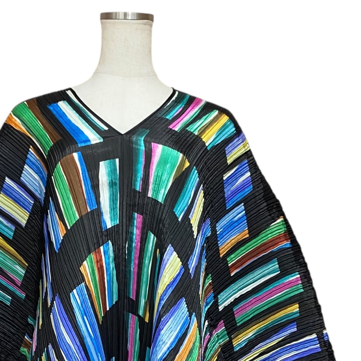 プリーツプリーズ　pleats please 新品　ストール　国旗柄 PLEATS PLEASE(プリーツプリーズ) 総柄プリーツストールPP32