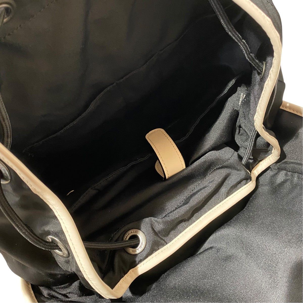 パーフォレーテッドレザー　バックパック