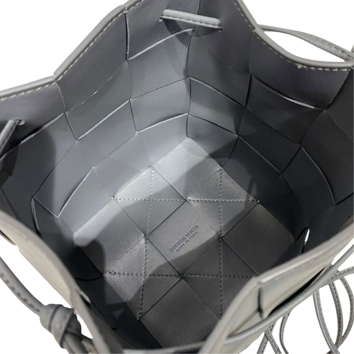 BOTTEGA VENETA SMALL CASSETTE Bucket Bag 古着・中古-4枚目のアイテム画像