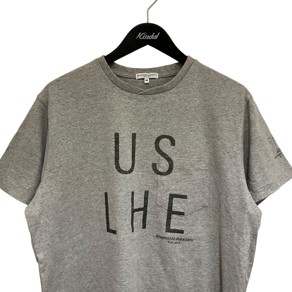 【関税込み】Engineered Garments ホワイト Satirical Tシャツ Engineered Garments（エンジニアードガーメンツ）の「Workaday
