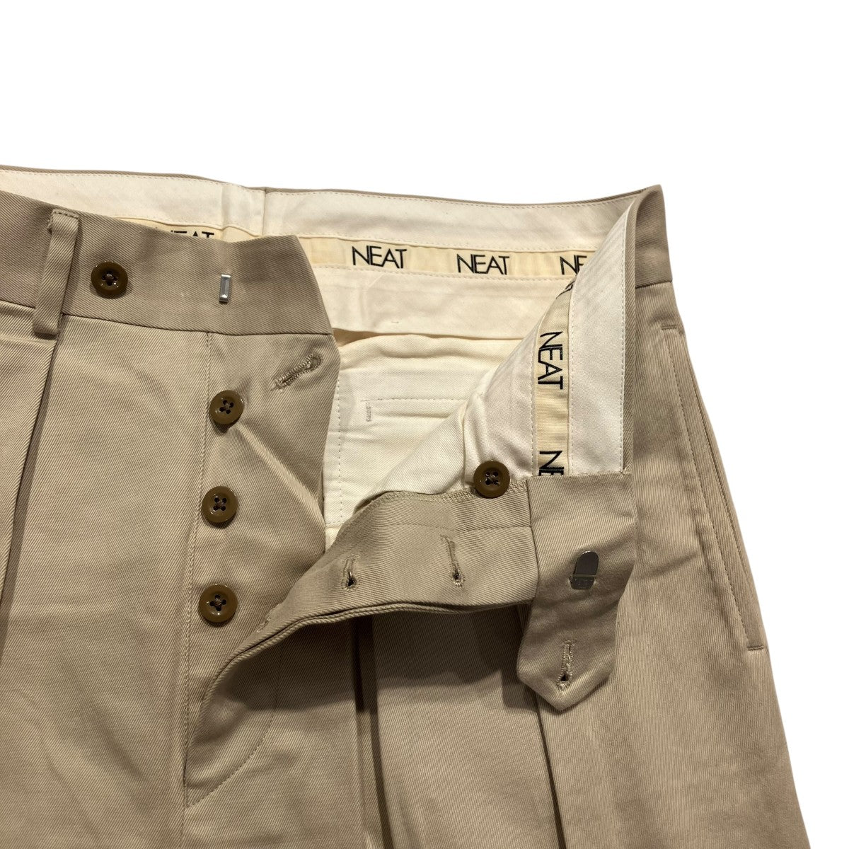 NEAT(ニート) 2タックテーパードパンツパンツ ベージュ サイズ