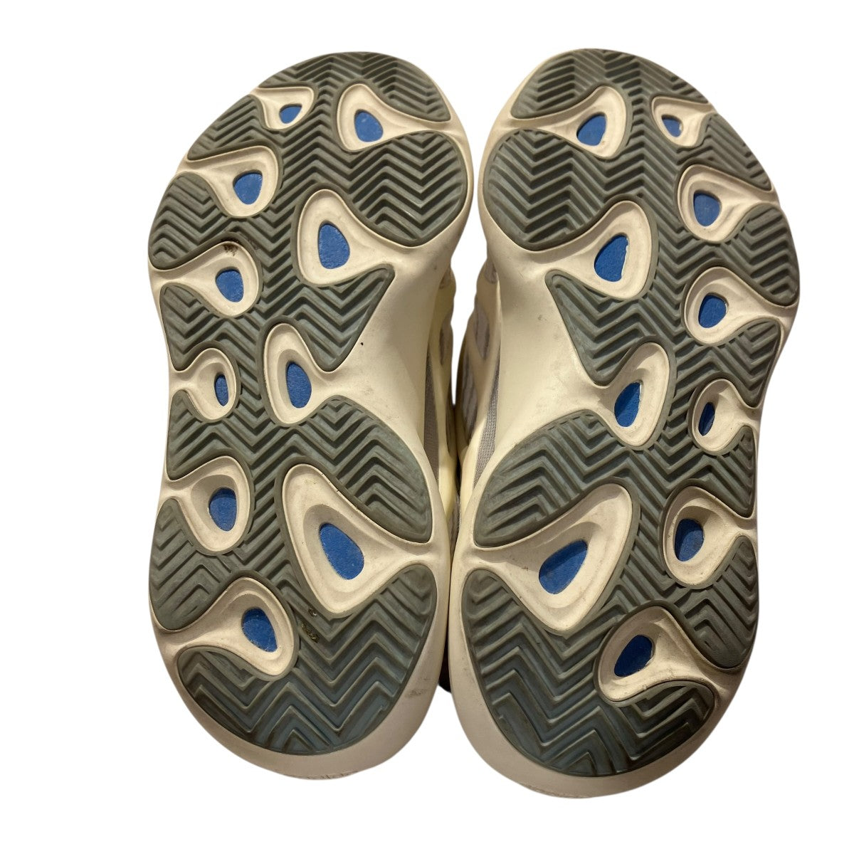 YEEZY 700V3 AzaelローカットスニーカーFW4980