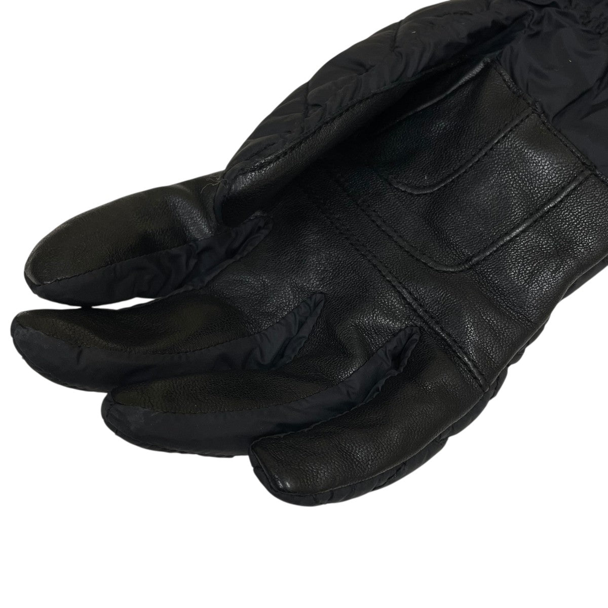 新品タグ付きUGG キルテッドパフォーマンスグローブ ブラック　S/M UGG(アグ) QUILTED PERFORMANCE GLOVEキルティンググローブ 手袋