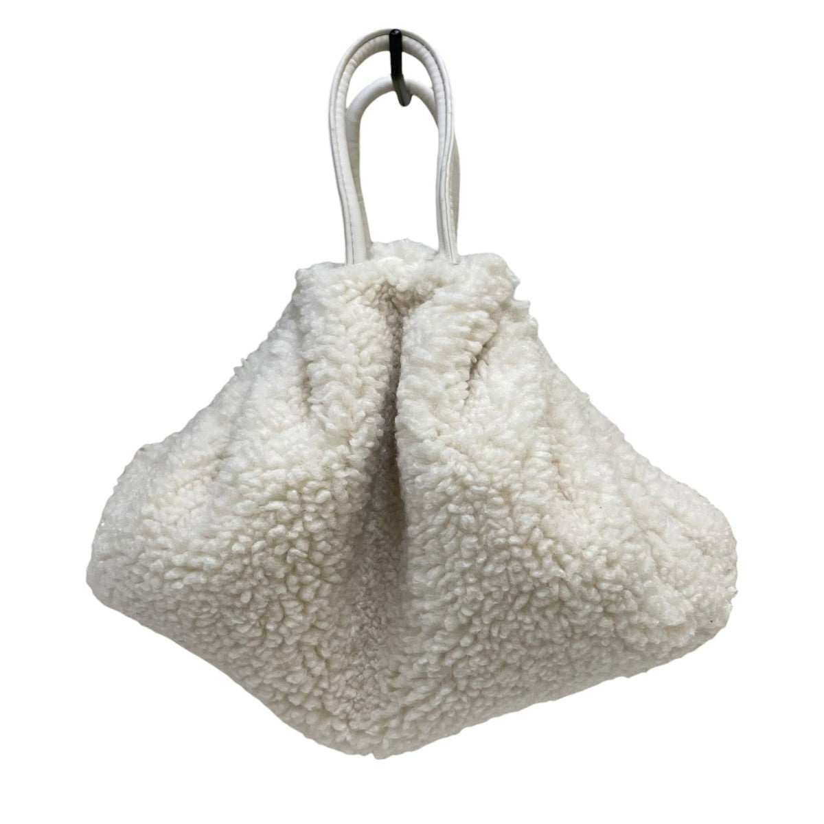 Scrunch Bag in Bone Vegan Shearlingハンドバッグ31873138767