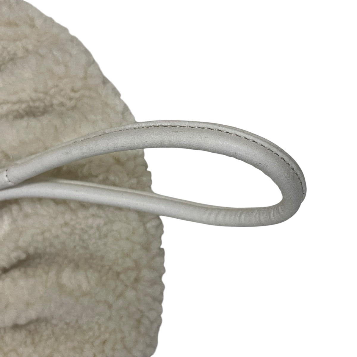 Scrunch Bag in Bone Vegan Shearlingハンドバッグ31873138767